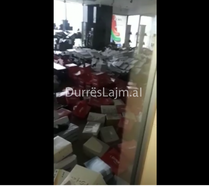 Përmbytjet në qendrën tregtare, bizneseve u është shkatërruar gjithçka (VIDEO)