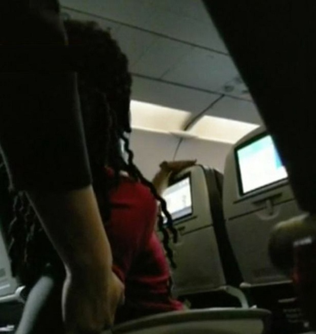 VIDEO/ Çmendet pasagjeri, godet dhe kafshon udhëtarët në avion