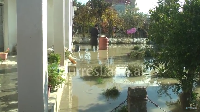 &#8220;Nuk di ku t&#8217;i vë fëmijët të flenë&#8221;. Familjet e përmbytura në Durrës rrëfejnë dramën e tyre (VIDEO)