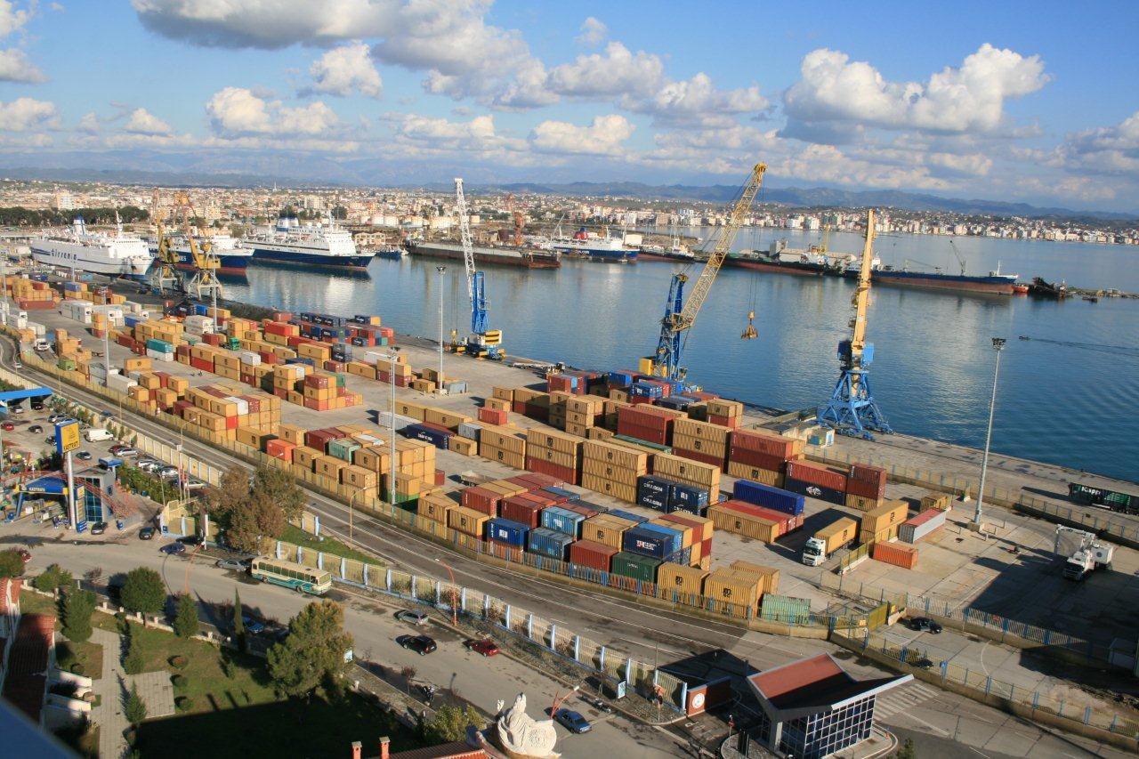 Kapen duke vjedhur në portin e Durrësit dy persona