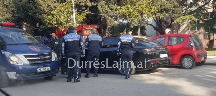 FOTO/ Ndalohet një person me “Porsche” në qendër të Durrësit