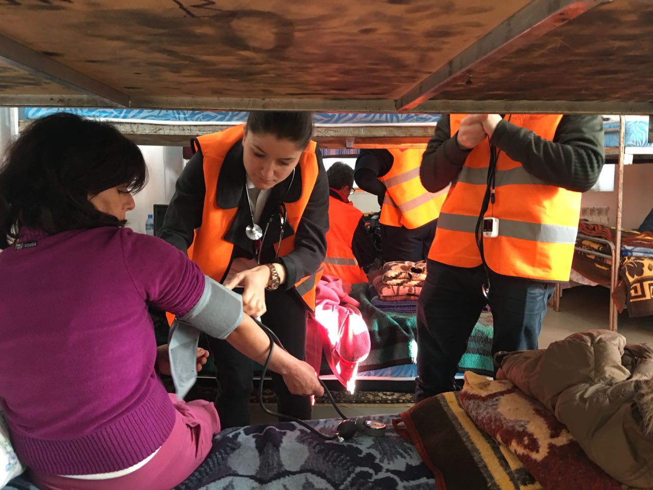 Mjekët e Urgjencës vizitojnë banorët e prekur nga përmbytjet