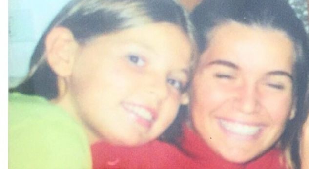 Këngëtarja e njohur publikon foton e fëmijërisë, a e njihni? (FOTO)