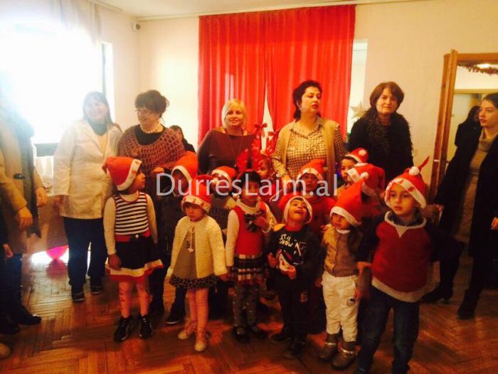 Vogëlushët e Shtëpisë së Foshnjes në Durrës festojnë festat, Ekonomi shpërndan pako (VIDEO)