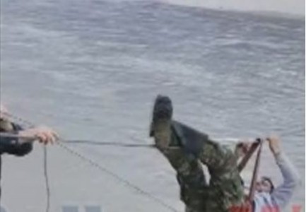 VIDEO/ E frikshme, elektriçisti riparon shtyllën i lidhur vetëm me një litar mbi lumë