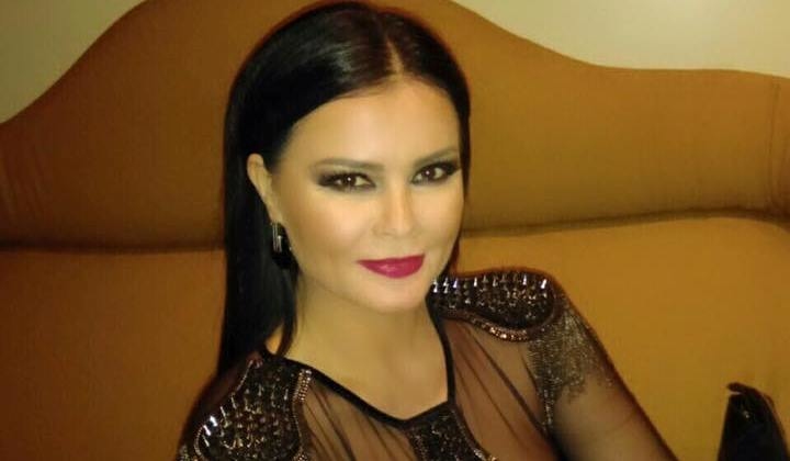 Eli Fara surprizon me super minin dhe këmbët seksi (FOTO)