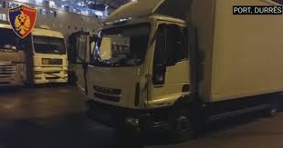 Kapen 2 kg heroinë në një kamion në portin e Durrësit