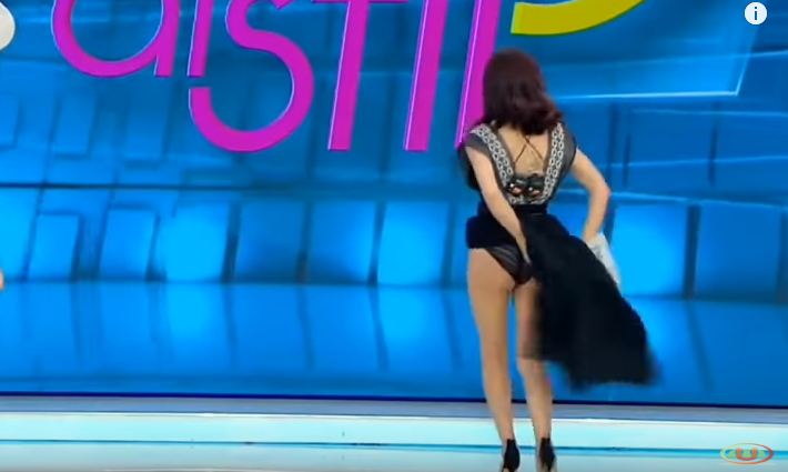 VIDEO/ Merimangë në të brendshme, prezantuesja ngre fustanin live në emision