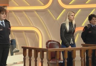 Me policet në krah, vajza përballet me babain në studio