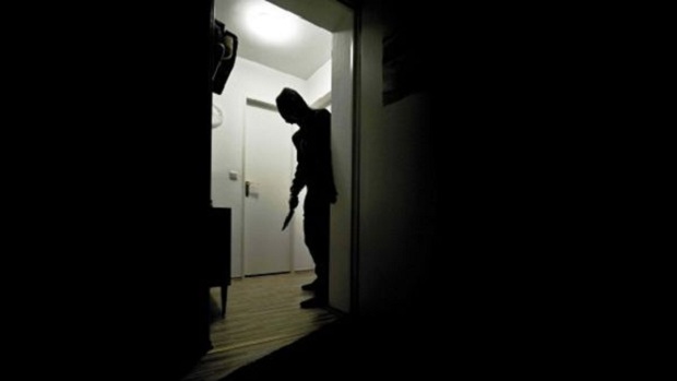 Rikthehen maskat, grabisin me armë 5 mijë euro në një banesë