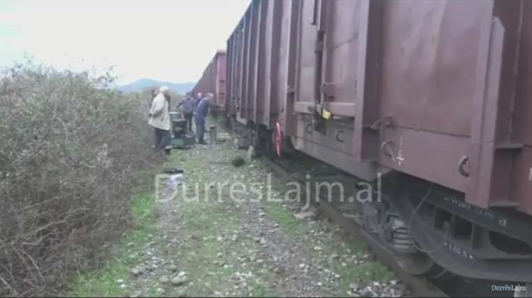 Durrës, treni del nga shinat. Drejtori i ri e nis detyrën me dhimbje koke (VIDEO)