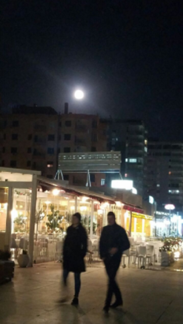 FOTOLAJM/ Mbrëmje e veçantë në Durrës, ja c&#8217;po ndodh në qiell!