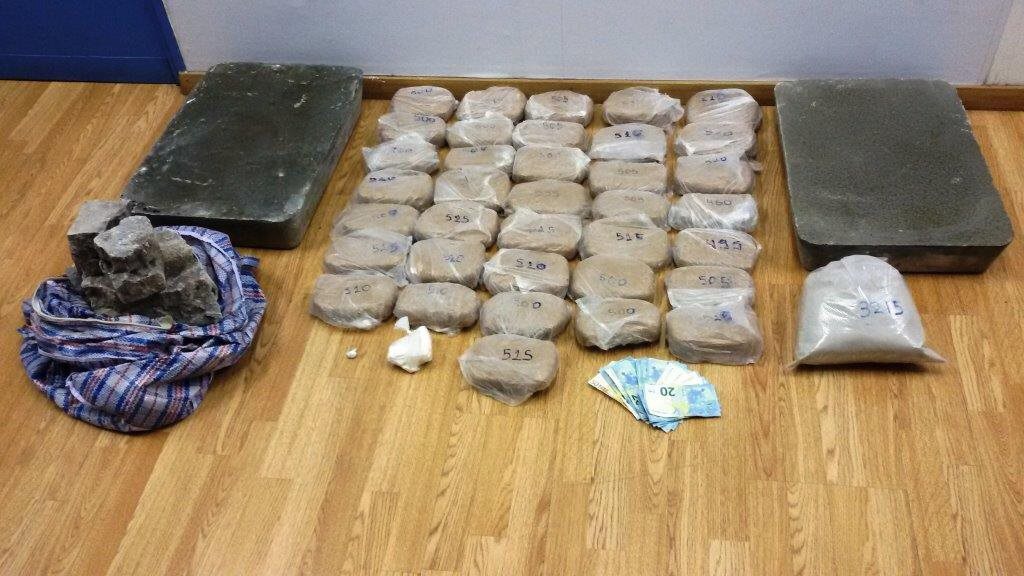 Policia greke prangos dy shqiptarë me 18 kg heroinë