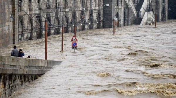 Dalja e lumit nga shtrati, autoritetet italiane evakuojnë mbi 1000 persona