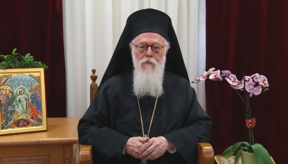 Meta i jep shtetësinë shqiptare kryepeshkopit Janullatos
