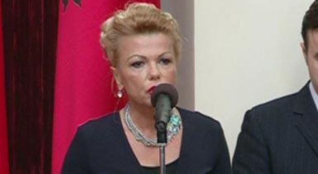 Bashkëshortja e Azem Hajdarit habit me veshjen në pritjen e Presidentit!