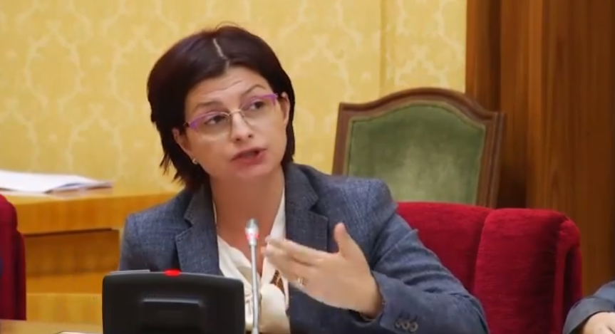 Komisioni i Prokurimeve, deputetja e Durrësit: Janë të paaftë dhe të korruptuar