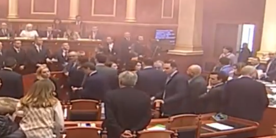 Deputeti i PD-së tenton të godasë gardistët me karrige (VIDEO)