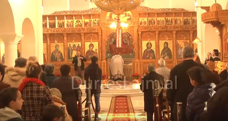 Besimtarët e krishterë në Durrës festojnë lindjen e Jezu Krishtit (VIDEO)