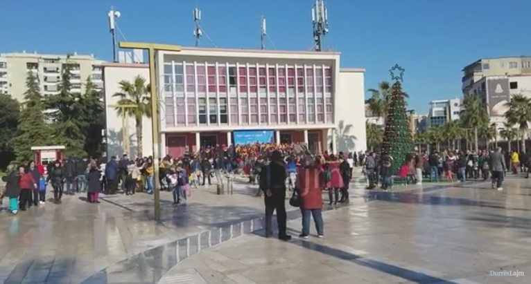 Koncert për Krishtlindje në qendër të Durrësit (VIDEO)