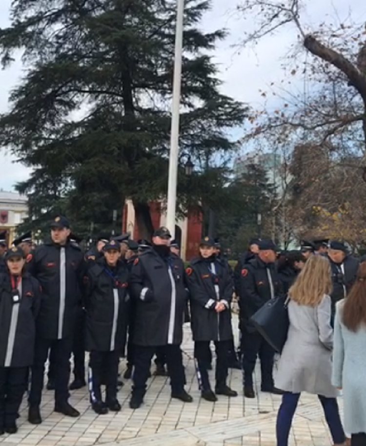 Protesta/ Rrethohet Kuvendi me forca të shtuara dhe kordonë policie
