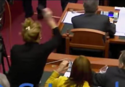 Kryemadhi iu sulet deputetëve të PS, ja çfarë i bën Ulsi Manjës (VIDEO)