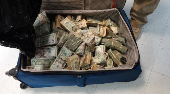 Me valixhe me 500 mijë dollarë, gruaja ndalohet nga policia kufitare