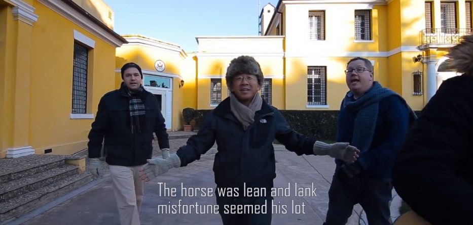 Lu dhe stafi i ambasadës urojnë shqiptarët me “Jingle Bells” (VIDEO)