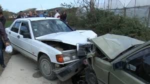 Përplasen dy automjete, bëhen ‘përshesh’