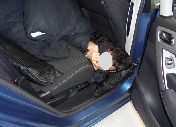 Pasagjerët dhunojnë barbarisht shoferin nga Durrësi dhe e fusin në bagazh