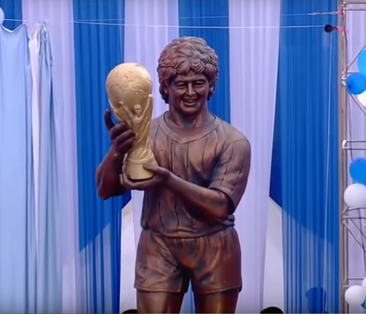 Maradona zbulon statujën e tij në Indi, por sa i ngjan? (VIDEO)