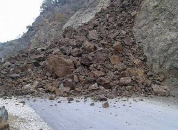Bllokimi nga masivi shkëmbor, rinis qarkullimi në autostradën e Elbasanit