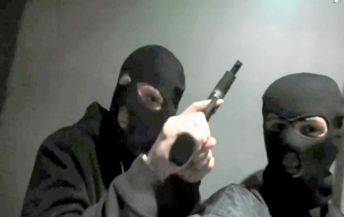 Dy persona me maska grabisin karburantin në rrugën e Rinasit