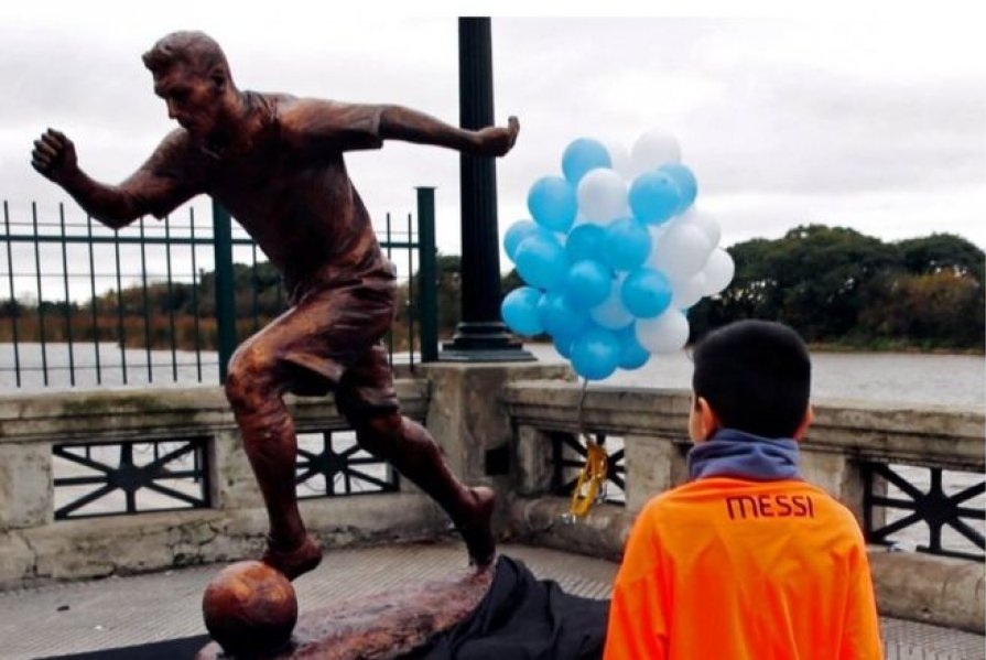 Vandalizohet statuja, Messit i priten këmbët (FOTO)