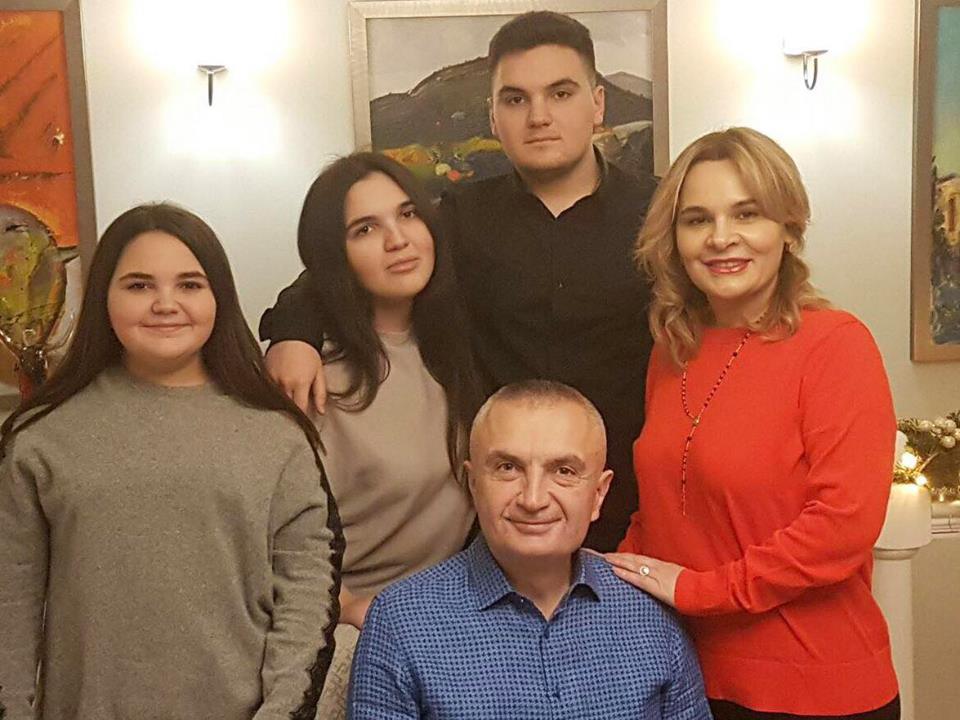 Meta uron shqiptarët për Krishtlindjet: Qetësi e mirëkuptim!