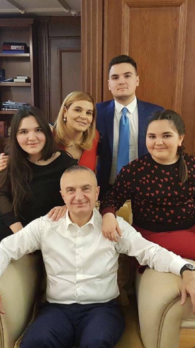 Kryemadhi uron Vitin e Ri me foto familjare: Dhuroni dashuri atyre që kanë nevojë!