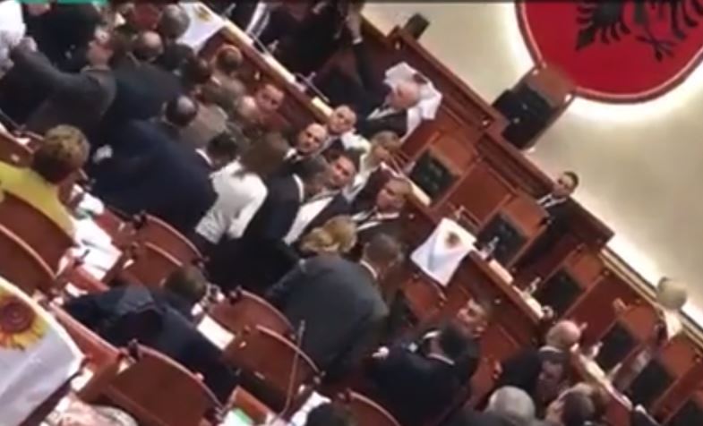 Shpërthimi i pazakontë/ Kreu i LRI-së Durrës: Mona u tregua burrneshë!