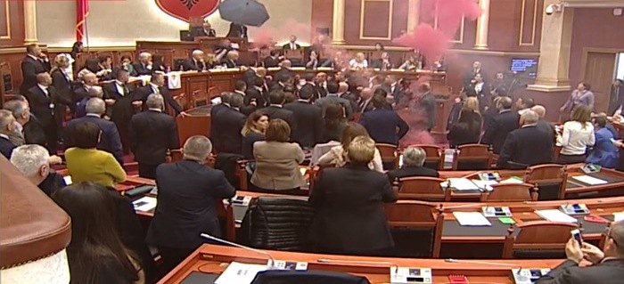 Përjashtohen 7 deputetët nga Kuvendi