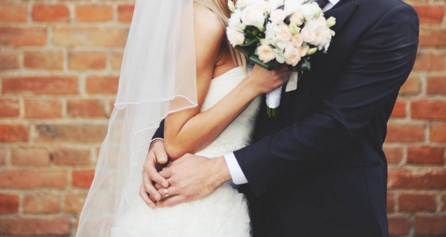 Vendosi të mbajë mbiemrin e gruas, ja si reagoi interneti