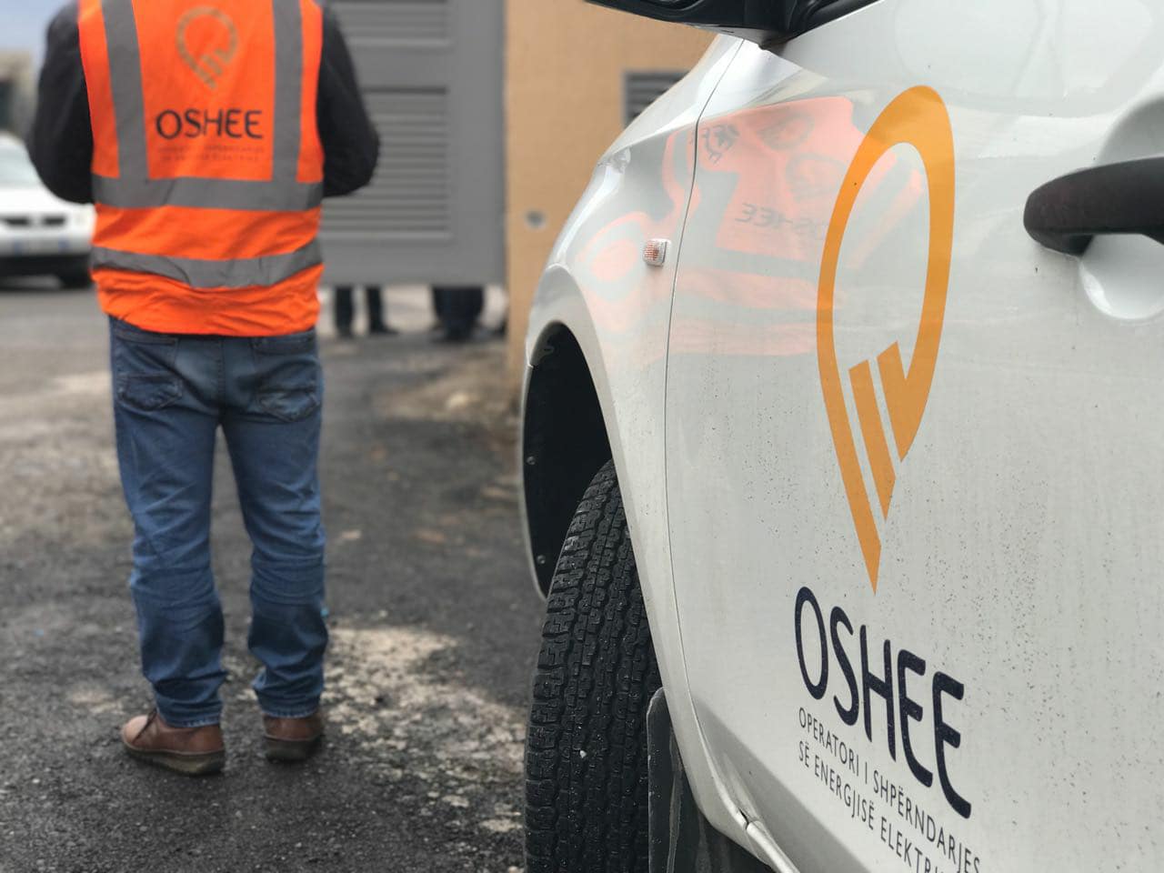 U aksidentua në krye të detyrës, OSHEE i siguron punë gruas së elektricistit që vdiq