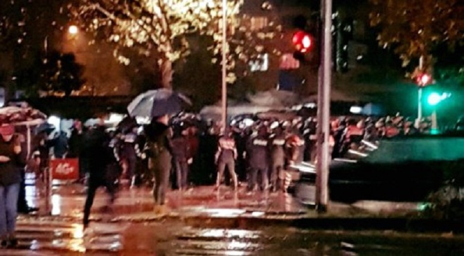 VIDEO/ Policia arreston tifozët e Partizanit para derbit