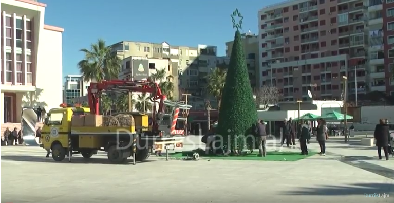 Durrësi vesh petkun festiv (VIDEO)