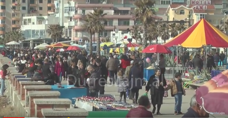 Një pulë deti për pensionistët e Durrësit (VIDEO)