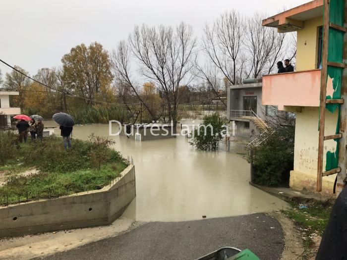 Erzeni del nga shtrati, përmbyten banesat në Shijak (FOTO)