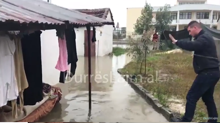 Durrës, familja e kalon natën nën ujë&#8230; (VIDEO)