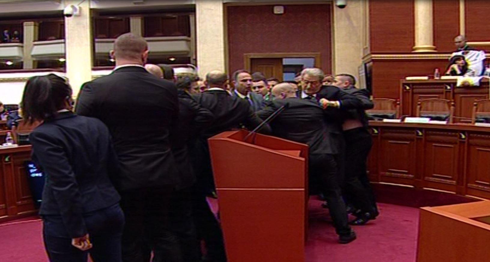 Konfrontime fizike në Kuvend, deputetët e PD-së përplasen me gardën