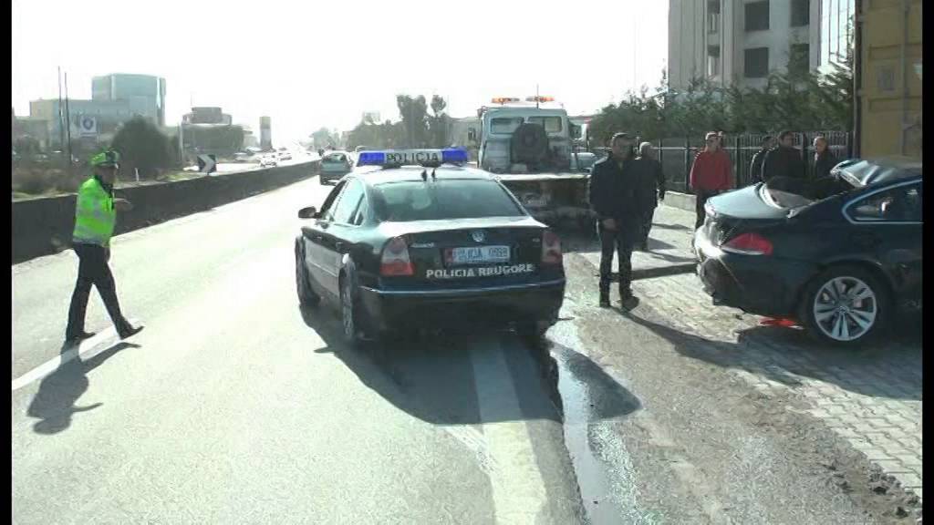 E kanosin dhe i thyejnë xhamin e makinës në autostradë, policia e Durrësit i shpall në kërkim