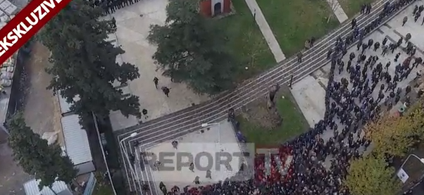 Pamje të reja me dron,momenti kur protestuesit thyejnë kordonin e policisë