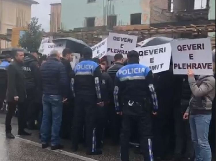 Të rinjtë nuk mirëpresin Ramën në Shkodër: “Qeveri e krimit”, “Qeveri e drogës”! (FOTO)