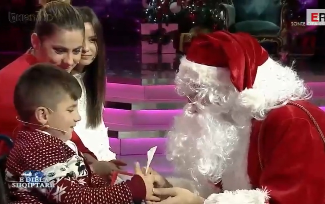 Rama vishet si Babagjyshi i Vitit të Ri dhe surprizon 9-vjeçarin e paralizuar
